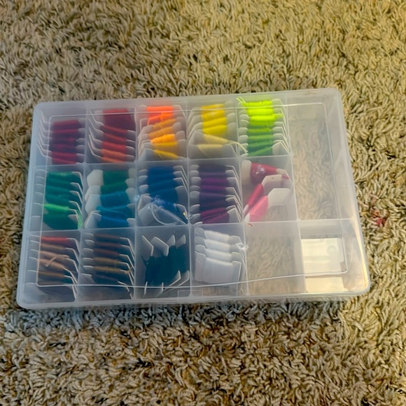 this is a clear container of tread to make bracelets and crafts - Picture 1 of 2
